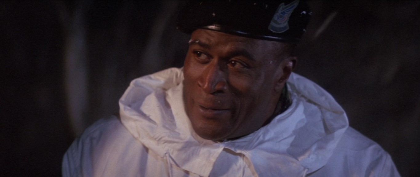 — Кажется, я в тебе ошибался, ты не такая задница, как я думал.
— Нет, я задница, но не та.