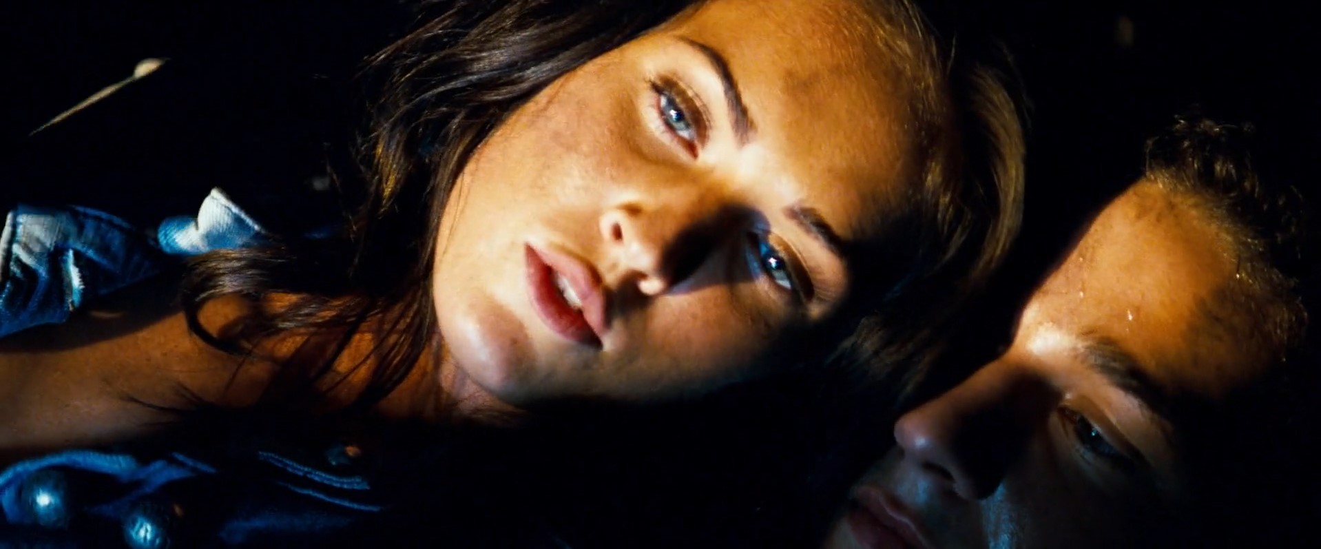 — Мне вот одно не понятно. Если он такой супернавороченный робот, чего он тогда трансформировался в такую развалюху?
[машина останавливается поперёк дороги и открывает двери, Сэм и Микаела выходят, машина уезжает]
— Фантастика! Ты его обидела! Какая чувствительная машина! Четыре штуки баксов свалили от меня!