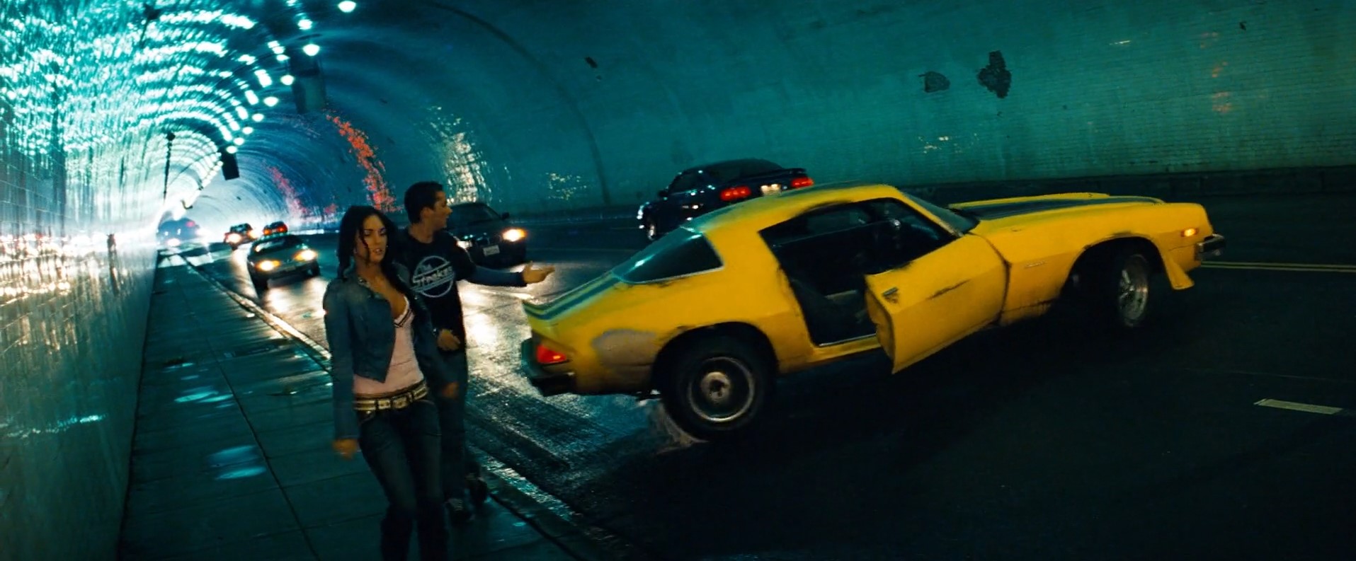 — Мне вот одно не понятно. Если он такой супернавороченный робот, чего он тогда трансформировался в такую развалюху?
[машина останавливается поперёк дороги и открывает двери, Сэм и Микаела выходят, машина уезжает]
— Фантастика! Ты его обидела! Какая чувствительная машина! Четыре штуки баксов свалили от меня!