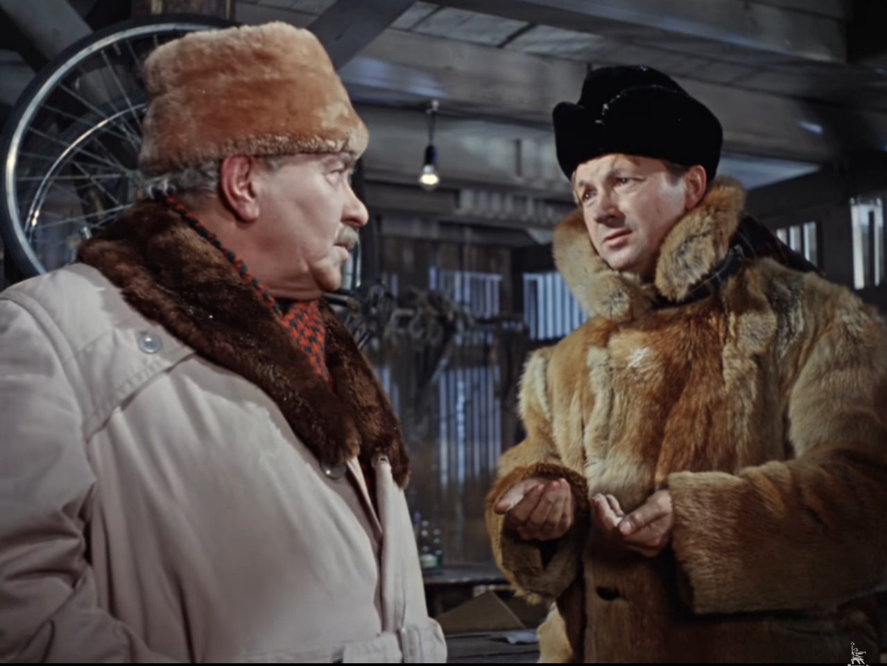 Трус Директор базы Петухов — Вы должны были привлечь её внимание простым естественным вопросом. А вы что спросили?
— «Как пройти в библиотеку?»
— В три часа ночи?! Идиот!