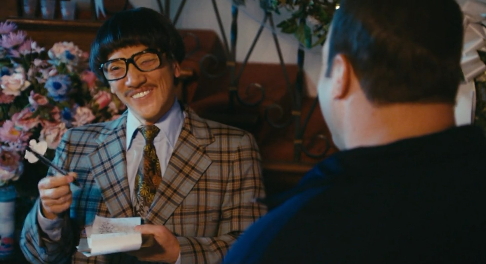 — Вам понадобится свидетель. За сто доллеров мы его предоставим.
— За сто доллеров? А не многовато доеров?
— Не понял.
— У вас тут доерское поселение?
— Доеры, ну доллары...
— Доеры, ха-ха-ха!
— Гляди, понравилось.
— Ха-ха-ха! Никогда не слышал эту шутку. Да, простите. Я её запишу.