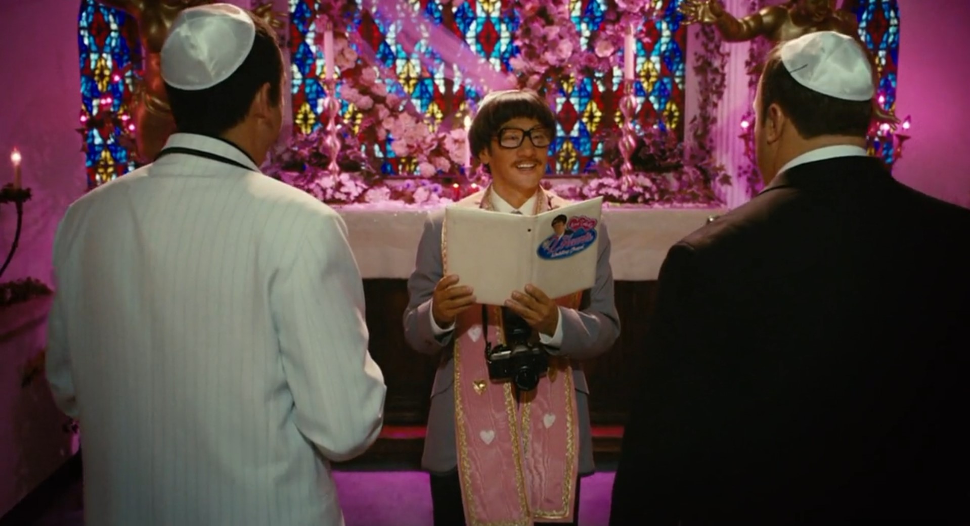 — Кольца являются символом вечности. У кольца нет начала и нет конца. Кольцо — это круг.
— Очень, очень мило.
— А не треугольник. У треугольника есть угол и вершины. А это круг.
— Мы поняли.
— Три угла.