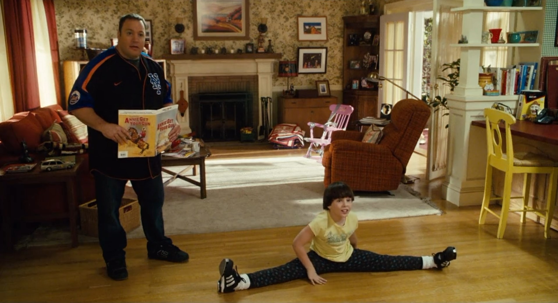 Эрик Валентайн — Есть один человек, который танцует лучше.
— Кто?
— Бомжик с нашей свадьбы.