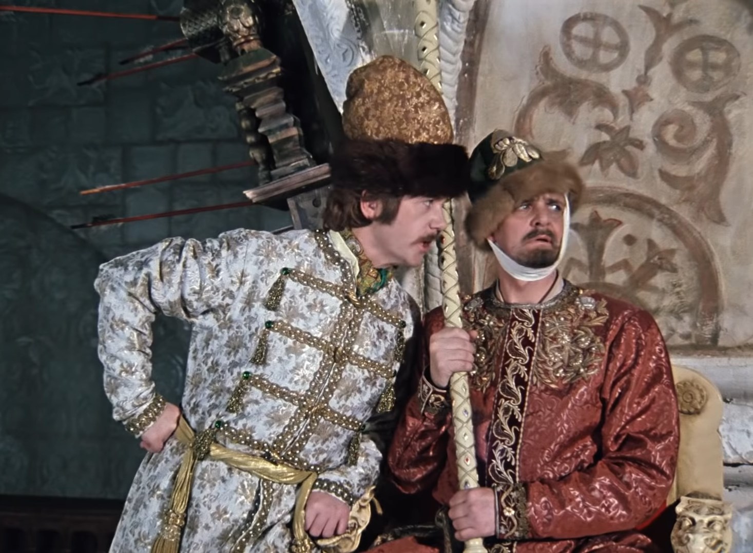 — [шёпотом] Рявкни на них...
— ВООООН!!!