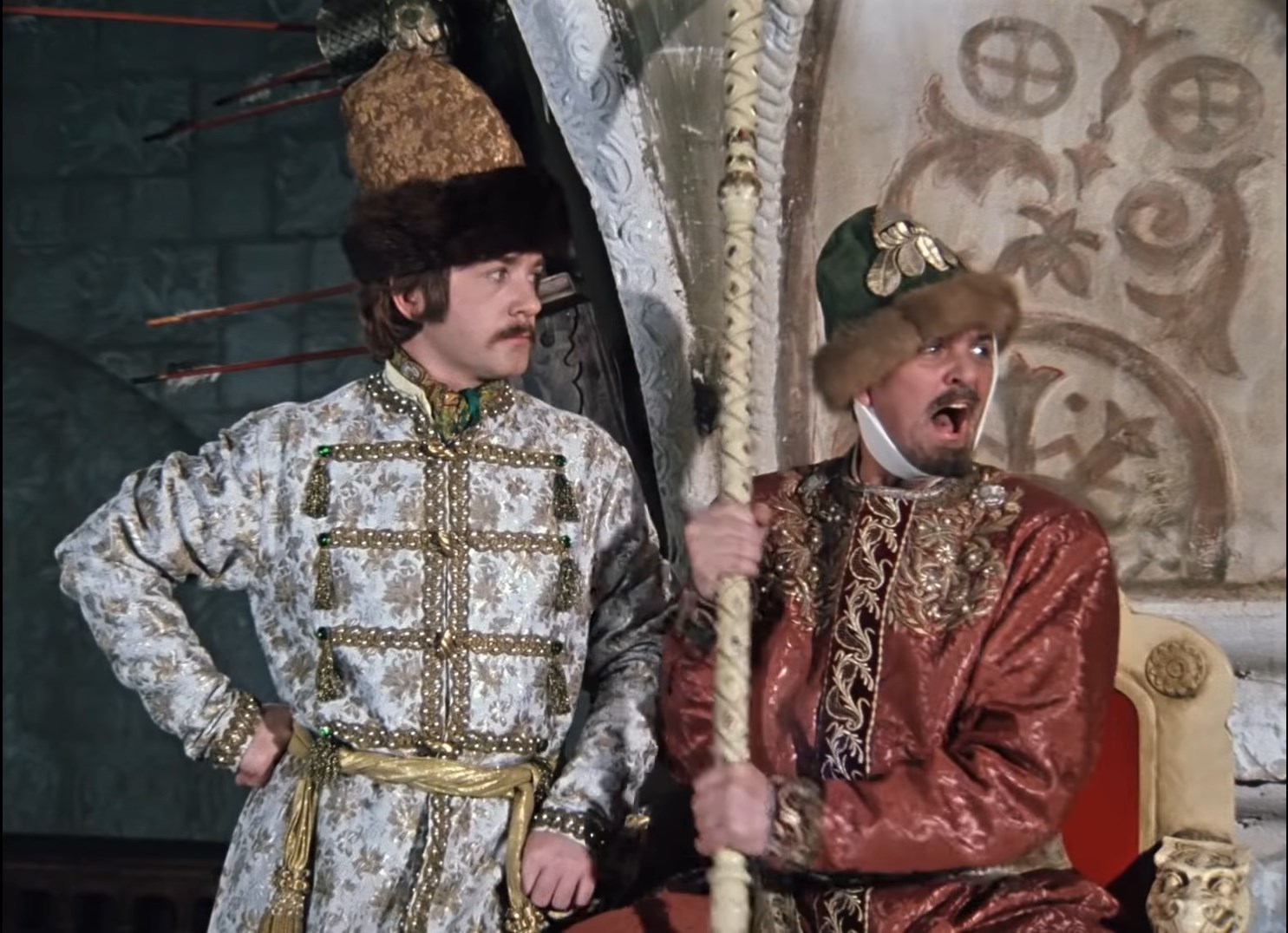 — [шёпотом] Рявкни на них...
— ВООООН!!!