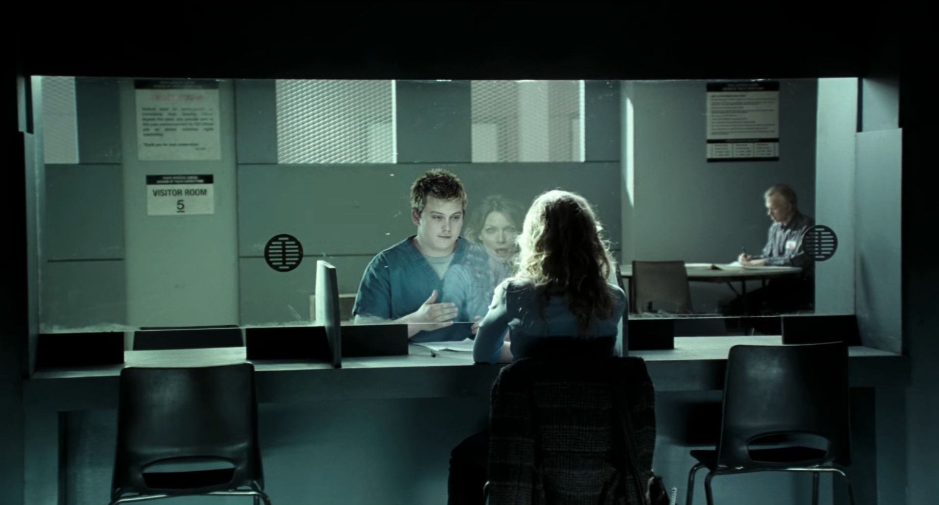 Клэй Петриск Я собираю золотых рыбок. Они живут в маленьком аквариуме в моей спальне. Другие ребята моего возраста любят собак, если вообще любят животных. Но я люблю золотых рыбок. Я их понимаю. Они живут под водой. Ничего не слышат. Только смотрят через стекло.