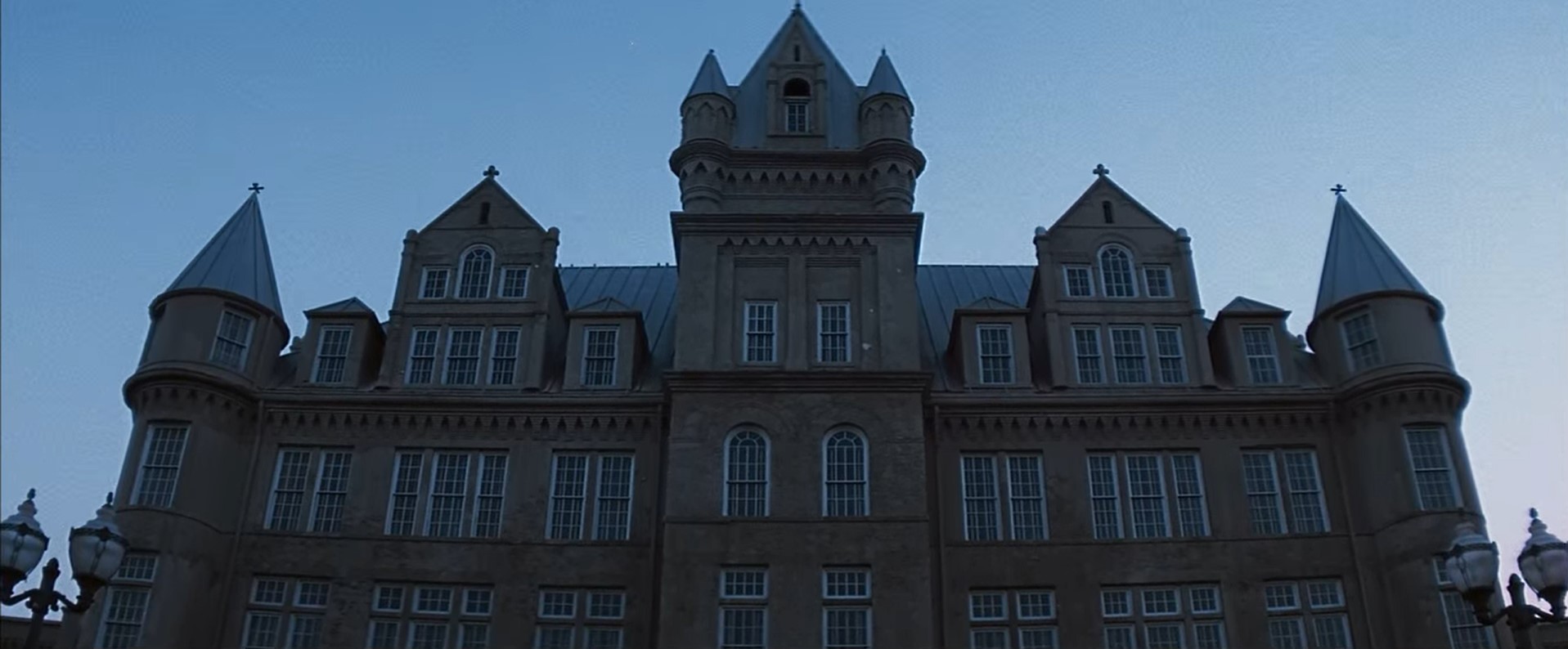 Возьмем, к примеру, любой замок. Разделим его на элементы, не изменившиеся на протяжении веков. Во-первых, замок стоит на холме, подчиненной ему земли. Его видно отовсюду. Во-вторых, его защищают большие, толстые стены способные выдержать лобовую атаку. В-третьих, его гарнизон, это люди обученные чтобы убивать. В-четвертых, флаг. Солдаты знают, что это их флаг и никто не должен им овладеть. И вот, вы поднимаете этот флаг, и все это видят. И теперь вы хозяин своего замка.