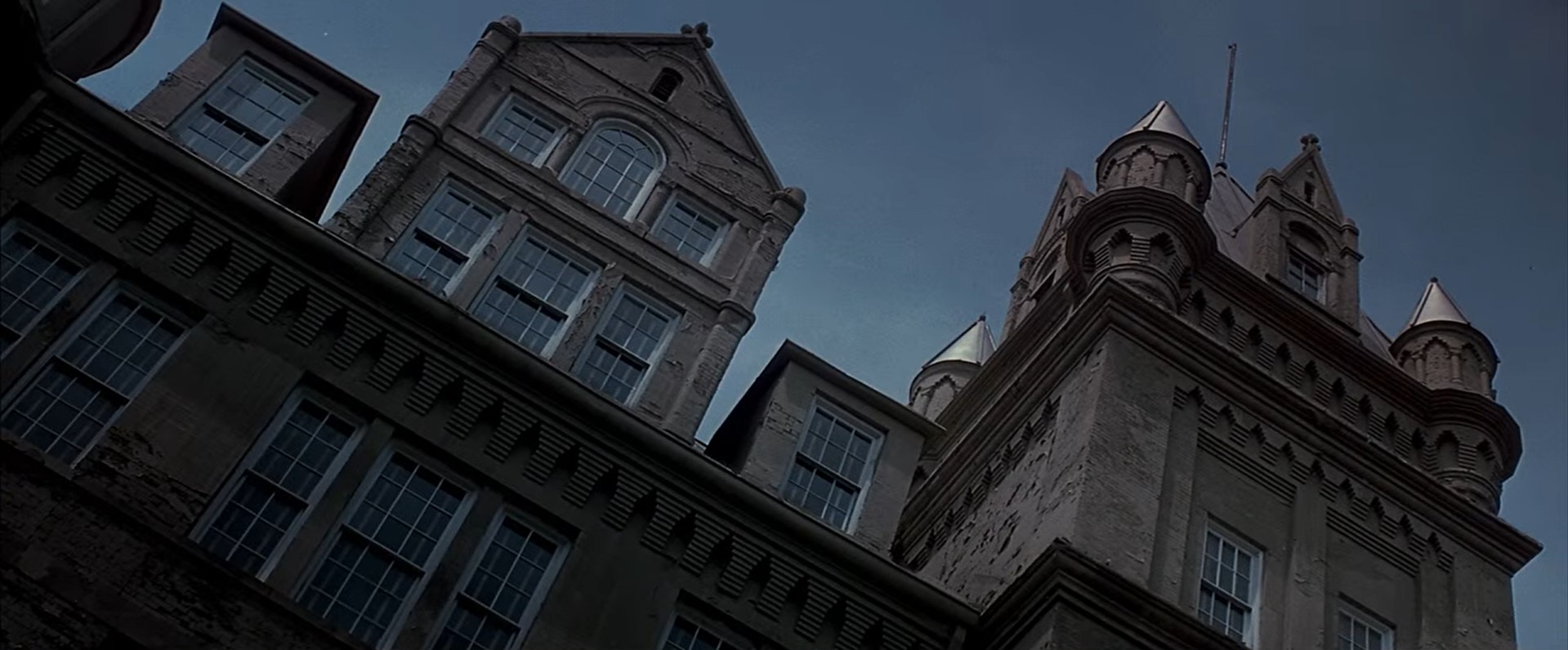 Возьмем, к примеру, любой замок. Разделим его на элементы, не изменившиеся на протяжении веков. Во-первых, замок стоит на холме, подчиненной ему земли. Его видно отовсюду. Во-вторых, его защищают большие, толстые стены способные выдержать лобовую атаку. В-третьих, его гарнизон, это люди обученные чтобы убивать. В-четвертых, флаг. Солдаты знают, что это их флаг и никто не должен им овладеть. И вот, вы поднимаете этот флаг, и все это видят. И теперь вы хозяин своего замка.