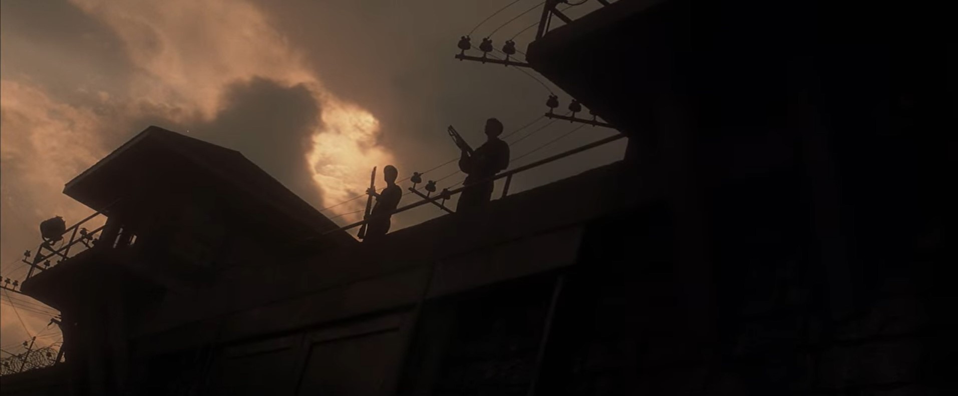 Возьмем, к примеру, любой замок. Разделим его на элементы, не изменившиеся на протяжении веков. Во-первых, замок стоит на холме, подчиненной ему земли. Его видно отовсюду. Во-вторых, его защищают большие, толстые стены способные выдержать лобовую атаку. В-третьих, его гарнизон, это люди обученные чтобы убивать. В-четвертых, флаг. Солдаты знают, что это их флаг и никто не должен им овладеть. И вот, вы поднимаете этот флаг, и все это видят. И теперь вы хозяин своего замка.