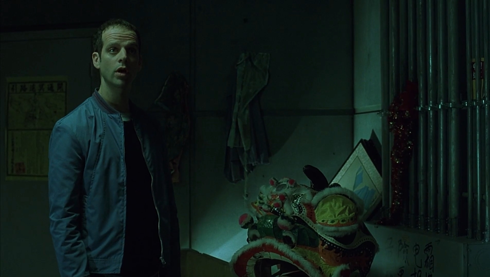 — Ну в чём дело?
— Что?
— Что значит «что»? Не хочу слушать эту срань, когда я работаю.
— Не могу. Мне нужно работать под музыку. Меня это успокаивает.
— Знаешь, меня минет успокаивает, но ты же не вафлишь мне, когда я работаю.