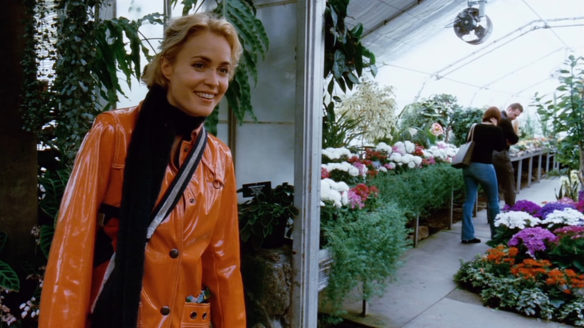 Доналд Мортон Изабель Соренсон — Мой приятель, Грегори, хочет, чтобы ты пошла с ним на вечеринку на Хэллоуин.
— Вот как.
— Сам я никогда не хожу на эти вечеринки. Друзья надевают маскарадные костюмы, чтобы никто не узнал, кто они есть на самом деле.
— Печально, но вполне объяснимо.
— У меня тоже есть костюм. Дома. Но он раскрывает, кем я являюсь на самом деле, а этого не знает никто.