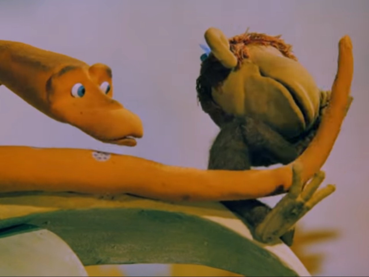 — Ждёте?
— Ждём...
— Вы неправильно ждёте! Вы ждёте в одну сторону, а надо в разные! Ты, Удав, жди туда! Ты, Мартышка, будешь ждать сюда! А я буду ждать прямо! Вот теперь — мы дождёмся!
— Непонятно, зачем ждать в три стороны? Ко мне приезжает не три, а одна бабушка!