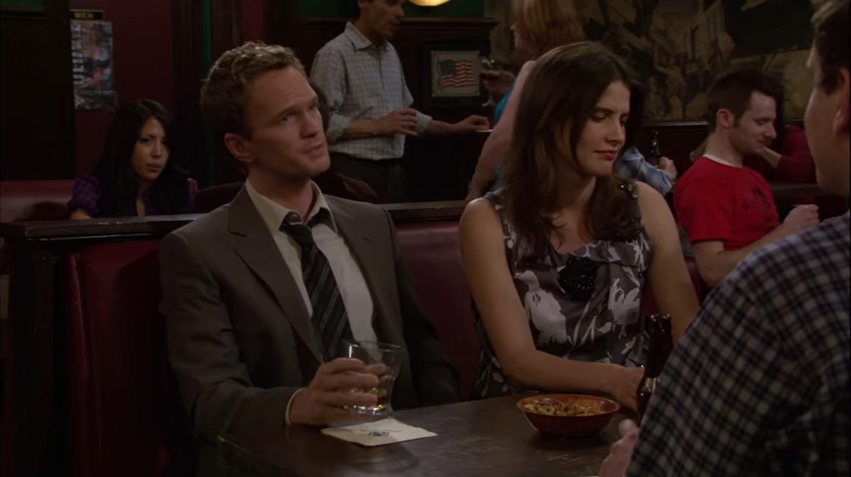 Барни Стинсон: — Как всё прошло между тобой и Билсоном?
Маршалл Эриксон: — Ну, после того как он предложил мне смену профессиональной парадигмы, я провёл импровизированную презентацию, используя четырёхножковый подход, который поставил его на колени.
Барни Стинсон: — Стулом огрел?
Маршалл Эриксон: — Ага.