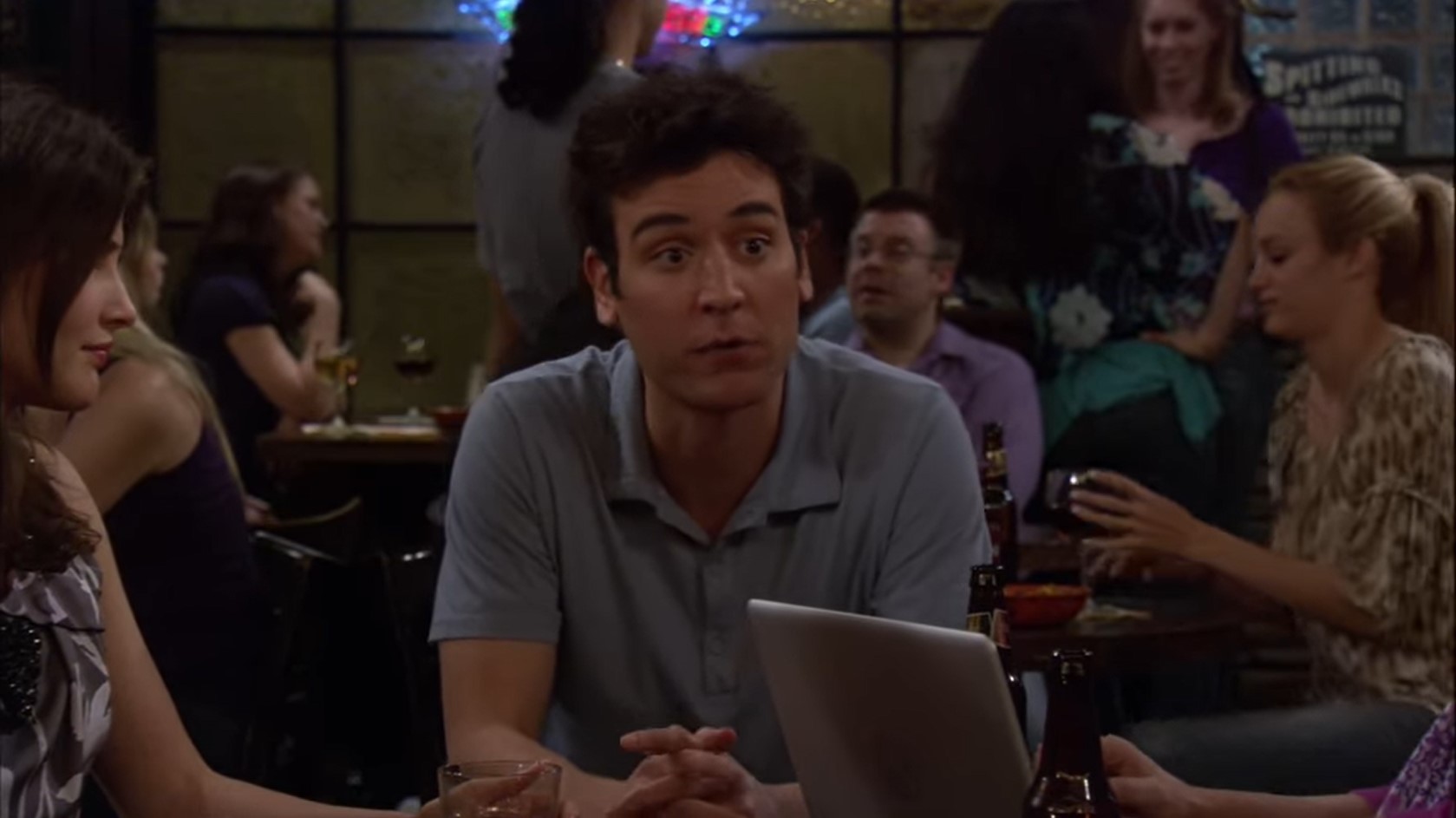 Барни Стинсон: — Как всё прошло между тобой и Билсоном?
Маршалл Эриксон: — Ну, после того как он предложил мне смену профессиональной парадигмы, я провёл импровизированную презентацию, используя четырёхножковый подход, который поставил его на колени.
Барни Стинсон: — Стулом огрел?
Маршалл Эриксон: — Ага.