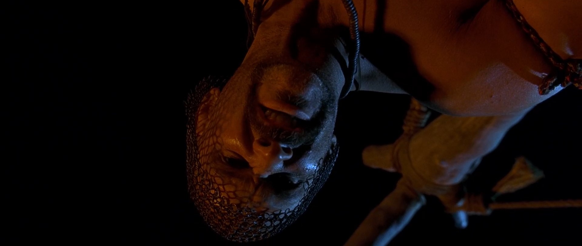 — Отпустите меня. Я — служитель бога Сета. Я могу благословить вас на пяти разных языках.
— Ты будешь кричать от боли на пяти разных языках, конокрад.