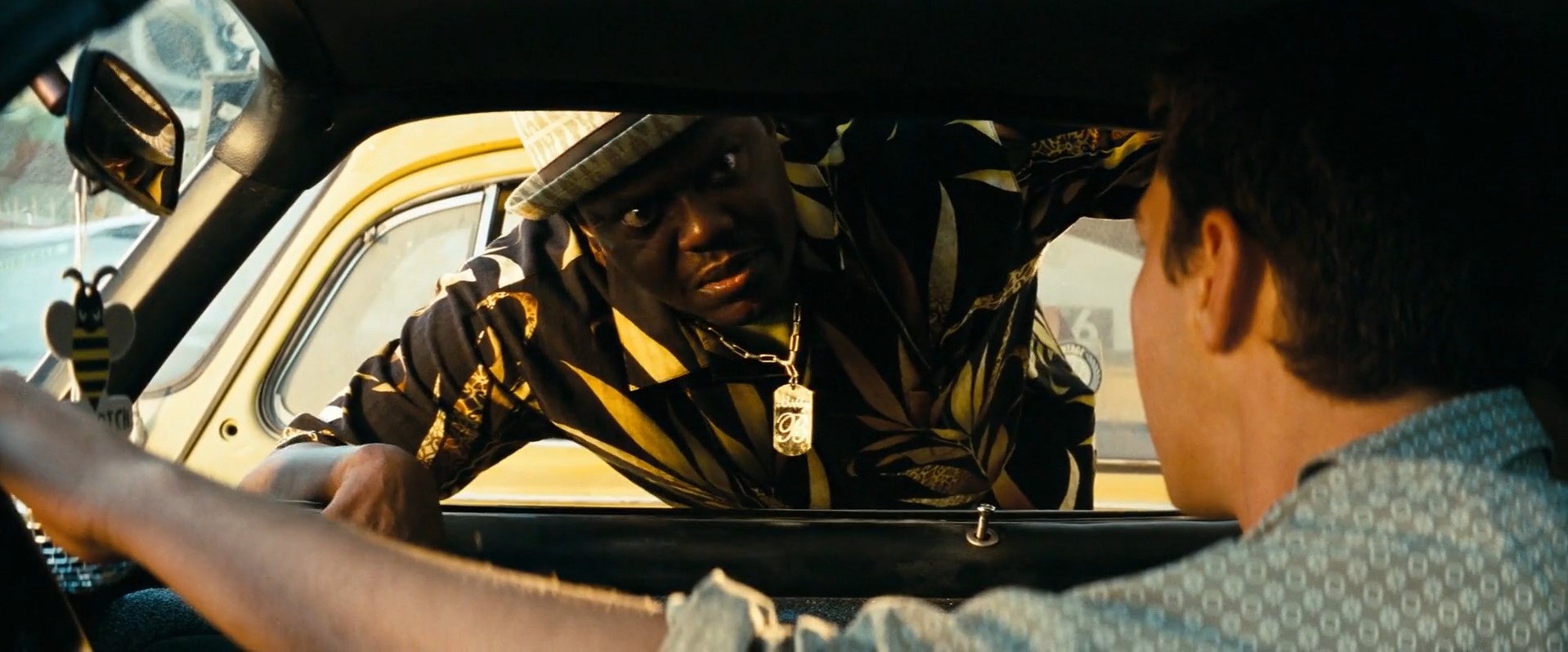 Бобби Боливиа — Сколько?
— Ну... Тачка можно сказать полуантикварная, да ещё покрышки, окраска по спецзаказу.
— Краска же выцвела!
— По спецзаказу!
— И поэтому выцвела?