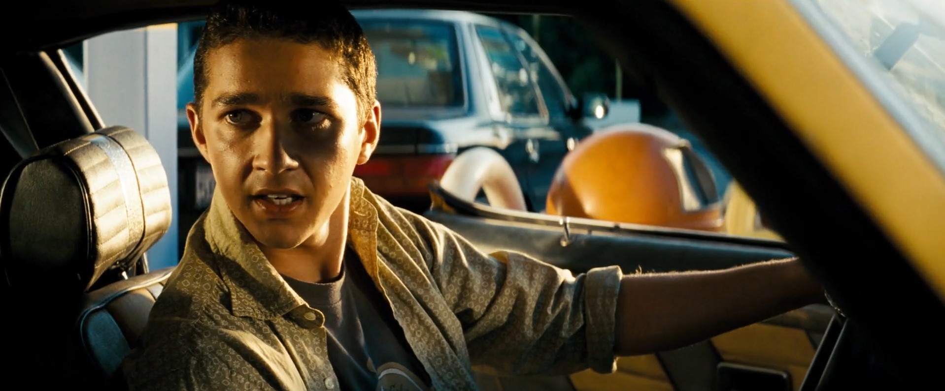 Бобби Боливиа — Сколько?
— Ну... Тачка можно сказать полуантикварная, да ещё покрышки, окраска по спецзаказу.
— Краска же выцвела!
— По спецзаказу!
— И поэтому выцвела?