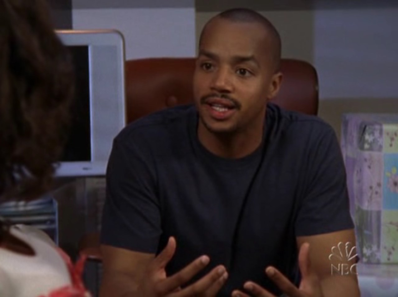 — Я могу составить целый список, почему беременность — это отстой. Например, я сейчас постоянно хочу секса, а мужу на меня противно взглянуть.
— Ну, если тебе так хочется, я могу зажмуриться и ка-ак тебе вставить!
— Спасибо за самоотверженность…
— Я же люблю тебя.