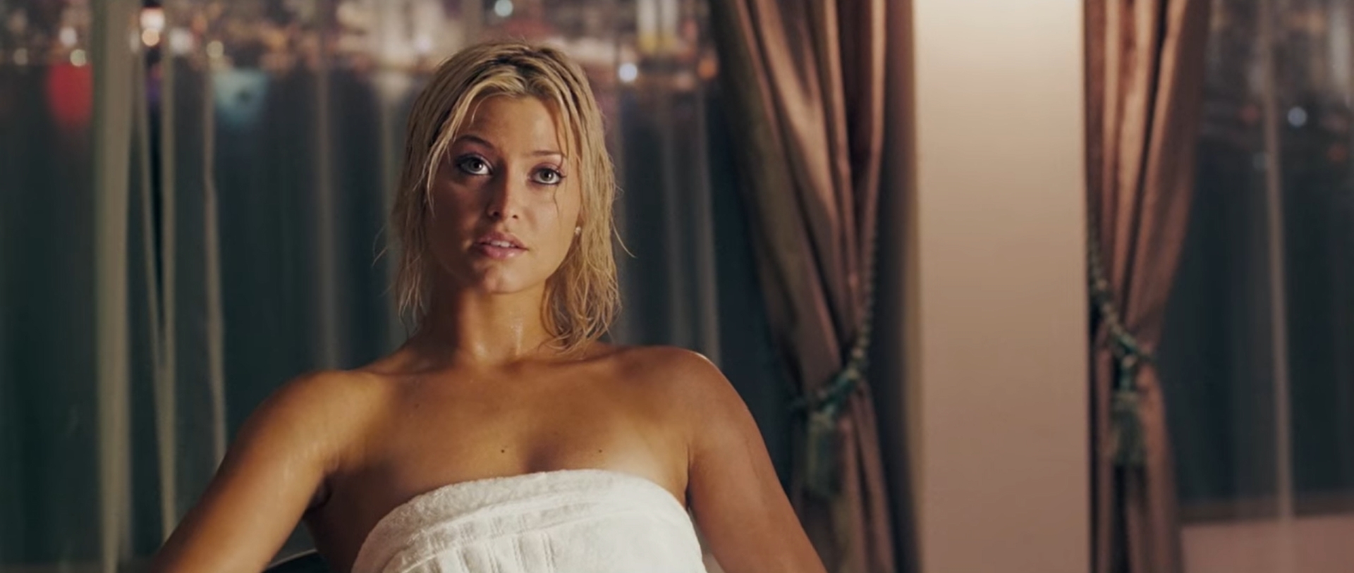 — Вчера ночью кто-то взломал сейф в отеле «Пекин». Похищены деньги и бриллианты. Получен анонимный сигнал, что это Вы...
— Это — Макс.
— Он утверждает, что — Вы...
— Вы же сказали, что сигнал анонимный!..