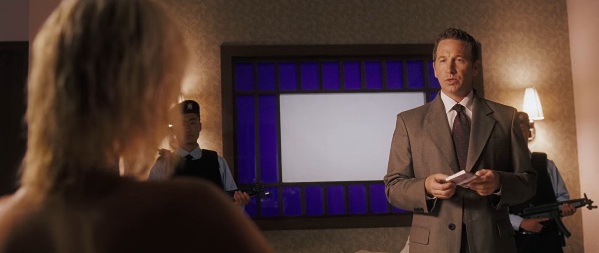 — Вчера ночью кто-то взломал сейф в отеле «Пекин». Похищены деньги и бриллианты. Получен анонимный сигнал, что это Вы...
— Это — Макс.
— Он утверждает, что — Вы...
— Вы же сказали, что сигнал анонимный!..