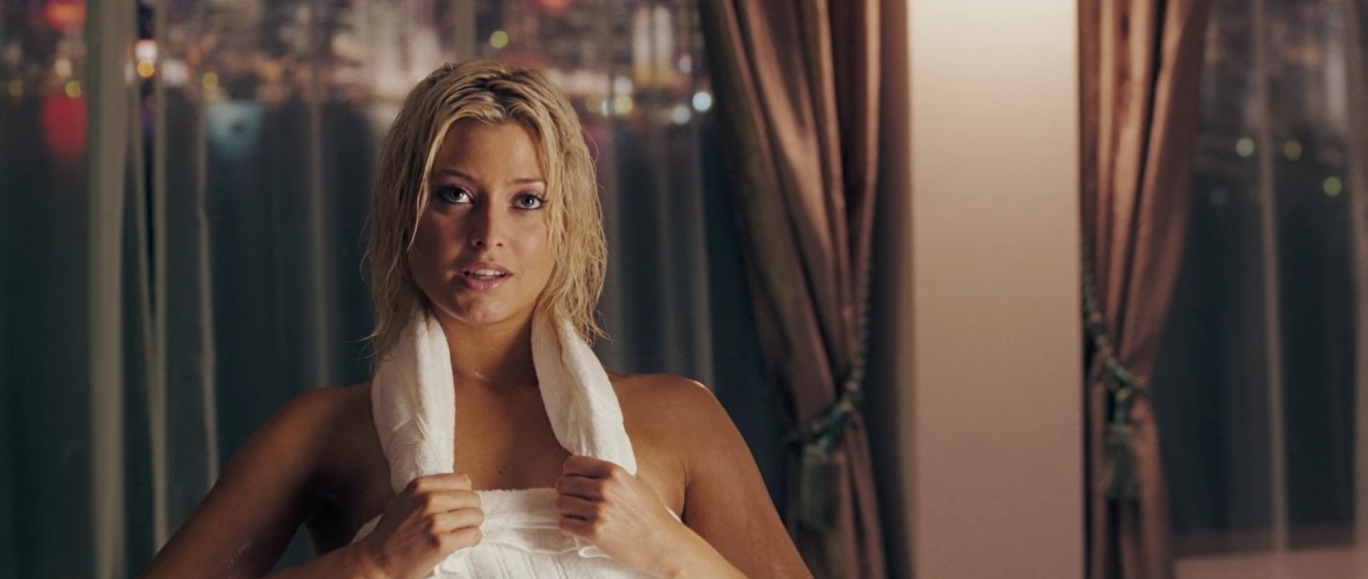 — Расскажите мне про бриллианты!
— Они — лучшие друзья девушек, получаются при высоком давлении из углерода, традиционный подарок на 60-десятилетие брака и... они — вечны.