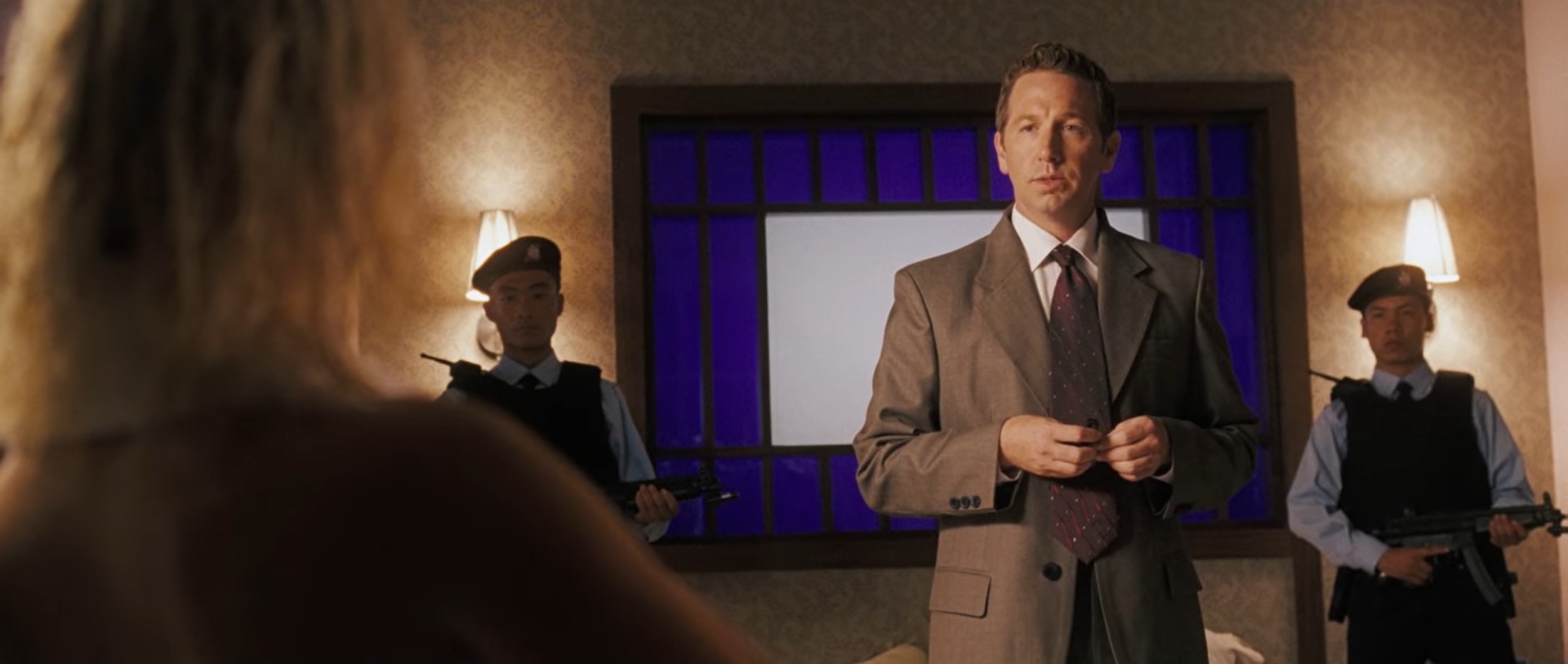 — Расскажите мне про бриллианты!
— Они — лучшие друзья девушек, получаются при высоком давлении из углерода, традиционный подарок на 60-десятилетие брака и... они — вечны.