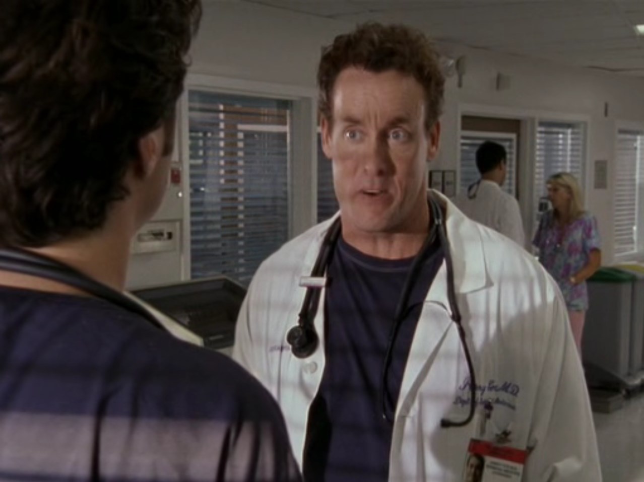 Помочь, значит? Я расскажу тебе одну сказочку. Она начинается в пять утра, когда ты перед работой накручиваешь свои волосики на бигуди, меня будит странный звук. Это коту вспарывают брюхо ножом? Неет, это мой сынуля. Он хочет есть. А в подгузниках у него столько добра, что я подумываю нанять отдельного конюха. Но я иду и выгребаю это сам, потому что я люблю этого парня. Ты ж меня знаешь, я люблю делать добрые дела! Потом я мчусь в клинику, где на меня валятся особо умные коллеги вроде тебя и пациенты, которых столько, что по всем законам физики их столько и быть не может. Платят мне как среднему дворнику, работаю я всего по сорок часов в сутки. Так что, в принципе, мне повезло. Потом я возвращаюсь домой. Там меня встречает слабый запах детской блевотины, хотя раньше дом пах... да ничем. Ничем, ничем, ничем! Раньше ничем он не пах! И всё, чего мне хочется, перед тем как запрячься в эту упряжку заново, это сесть на диванчик, взять пиво, включить спортивный канал, а если я не особенно вспотел на работе, сунуть руку в штаны и почесать яйца. Но, увы, для Джордан это не считается почему-то домашней работой и разделением семейного труда. А теперь давай, супер-герой, советуй!