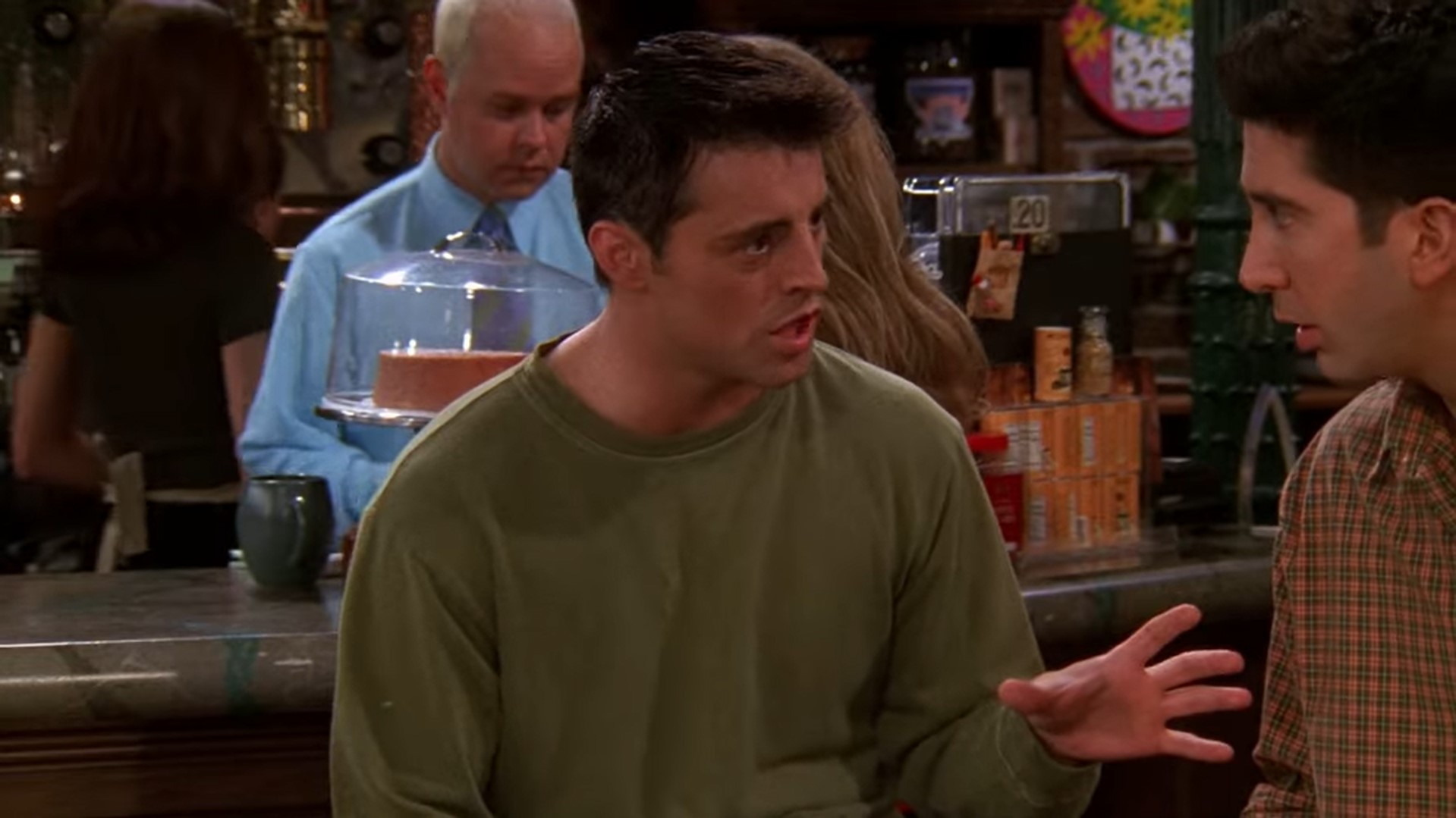 — Я буду задавать вопросы, а ты отвечай не задумываясь...
— Ладно.
— Боевики или комедии?
— Боевики.
— С кем бы переспал — с Моникой или Рейчел?
— Извращенец!
— Прости, я забыл, что Рэйчел твоя бывшая...