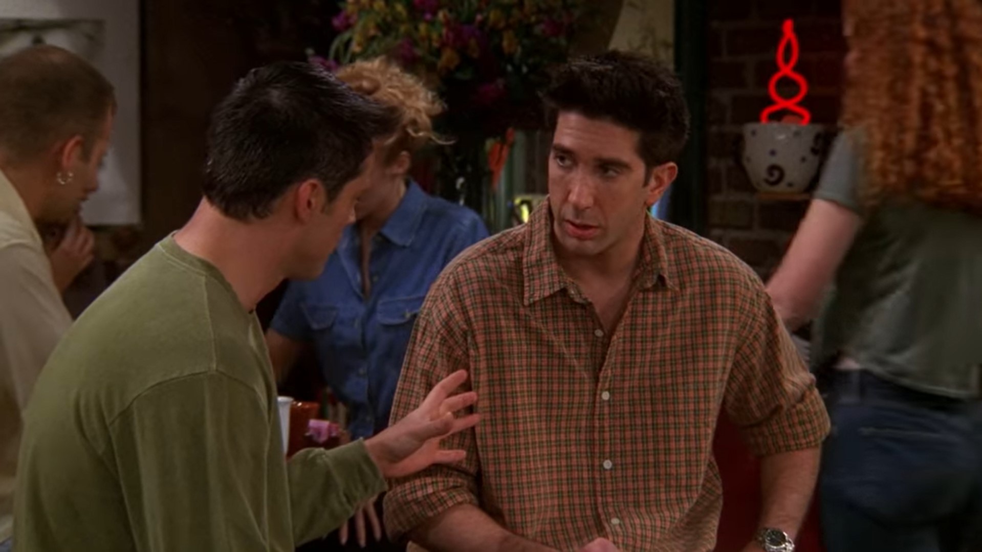 — Я буду задавать вопросы, а ты отвечай не задумываясь...
— Ладно.
— Боевики или комедии?
— Боевики.
— С кем бы переспал — с Моникой или Рейчел?
— Извращенец!
— Прости, я забыл, что Рэйчел твоя бывшая...