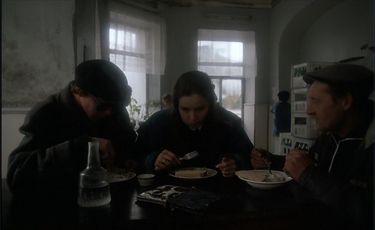 Алика: — Что же на душе так исключительно гнусно?
Бананан: — Этот факт твоей судьбы у меня тоже предусмотрен. Когда тебе станет окончательно гнусно, поставь эту кассету.
Алика: — А с чего ты решил, что мне должно стать окончательно гнусно?
Бананан: — Мне так кажется.