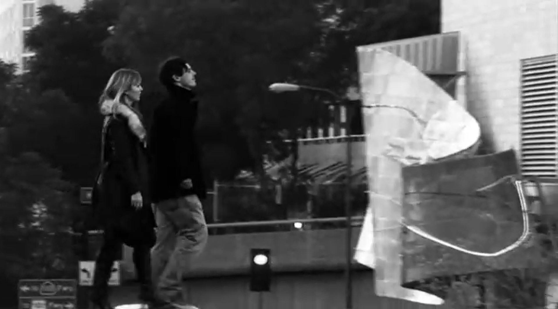 Как я могу пить шампанское, когда ты валяешься в канаве...