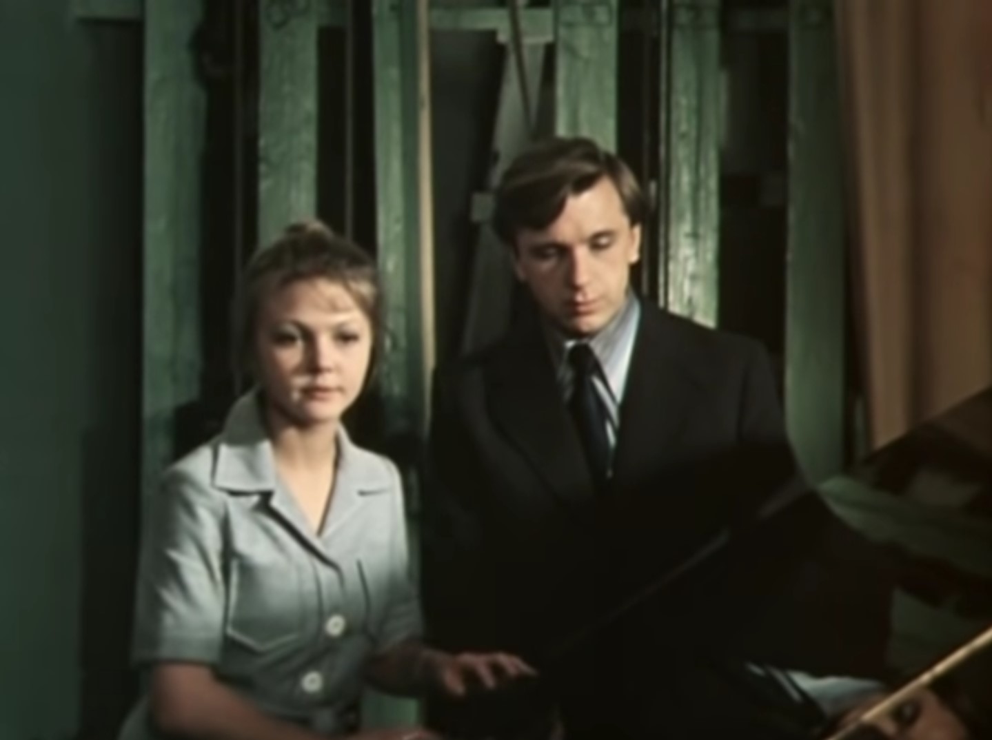 — Не кричи, ты не дома!
— А разве дома я дома?