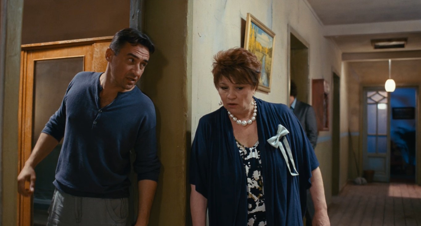 — Так, ребята! Ребята! Окна не открывать!
— Так душно же...
— Комары налетят!
— А мы свет выключим...
— Тараканы набегут!