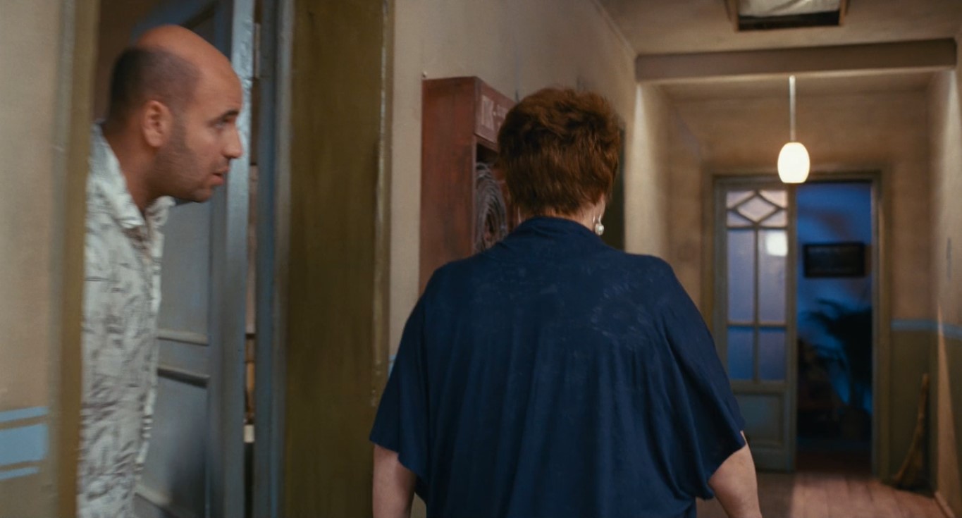 — Так, ребята! Ребята! Окна не открывать!
— Так душно же...
— Комары налетят!
— А мы свет выключим...
— Тараканы набегут!