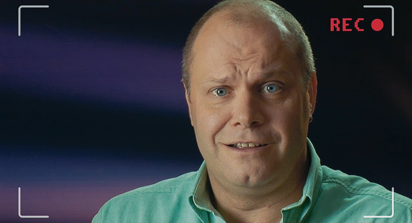 С какого-то возраста появился вопрос: «Зачем?» Вот раньше тебе звонил приятель, например, говорил: «Слушай, я познакомился с двумя девушками, у них отдельная квартира в Отрадном, я выпить купил. Поехали!» И ты сразу ехал. Если бы тебя спросили: «А зачем?», ты бы сказал: «Ну как, зачем? Ты че, дурак? Две девушки, отдельная квартира! Посидим, выпьем, ну...» А сейчас... тебе говорят — «поехали», а ты думаешь: «Две какие-то девушки... левые. Квартира у них в ОТ-РАД-НОМ! Это ж ехать туда, пить с ними... потом что... то ли оставаться, то ли домой... завтра на работу. Зачем?!»