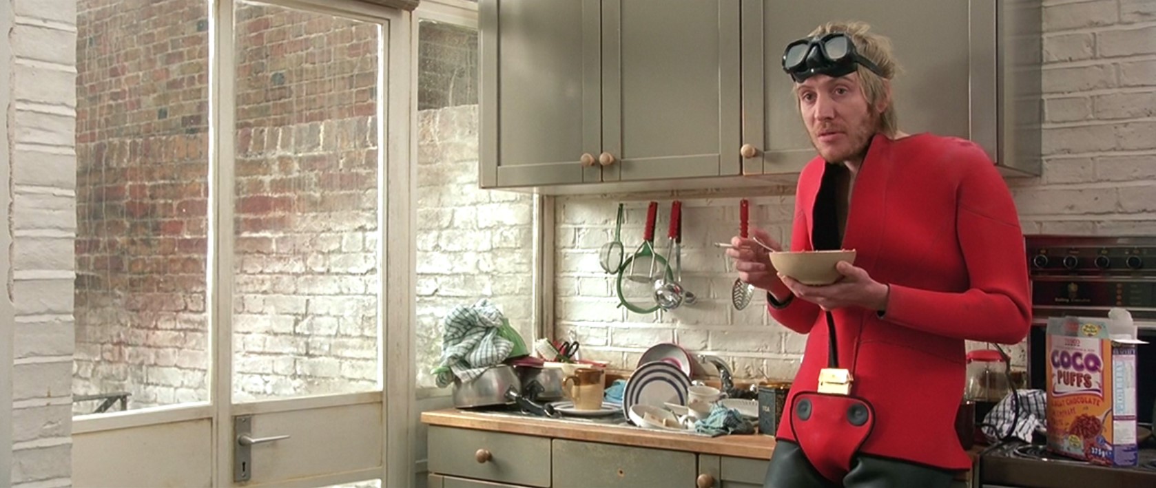 — Слушай, скажи пожалуйста, зачем ты это надел?
— Ну, причин тому несколько. Во-первых, нет ничего чистого.
— Ну и не будет, если не начнешь стирать... иногда.
— Точно. Замкнутый круг.
— Да.
— Я тут порылся в твоих вещах, нашел вот это и подумал — круто! Я такой... космический.