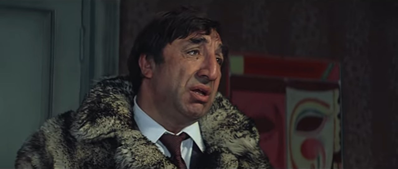 — Опять яичница! Утром – яичница, днем – яичница, вечером – яичница, а ночью – омлет! Скоро я буду кудахтáть как цыпленок!
— Кудахчет курица.
— Всё равно... От такой пищи закудахтáет и петух.