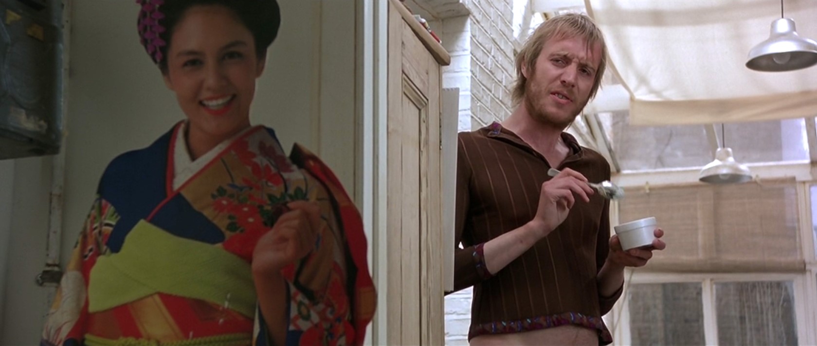 — Странный вкус у этого йогурта.
— Это не йогурт. Это майонез.