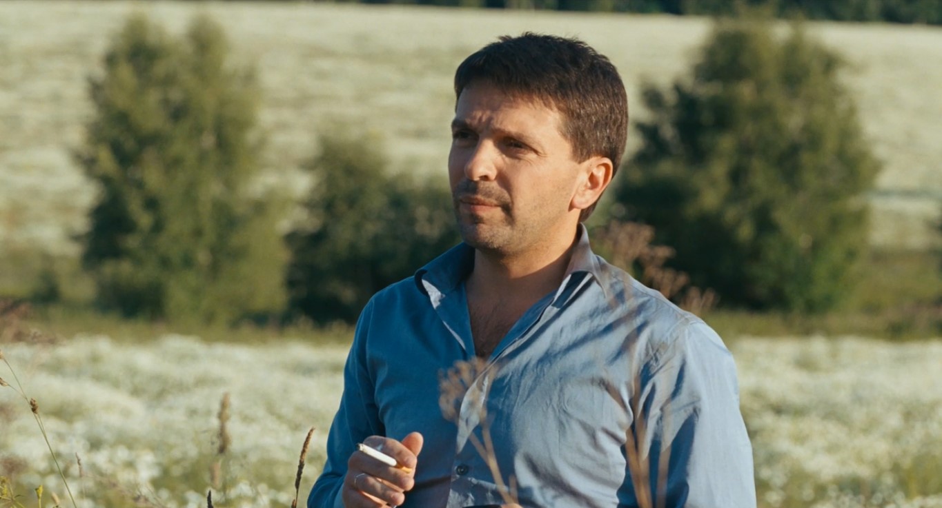 — А вот расстался ты с ней, бросила она тебя, и пишешь ей: «Это последнее sms, я больше не буду тебе писать. Ты стала мне чужой. Прощай». Она не отвечает. Тогда второе «последнее sms»: «Могла бы и ответить. Нас, между прочим, что-то связывало». А-а. Третье: «Спешу поделиться радостью: я перестал о тебе думать. Вообще! Так что не звони».
— А она и не звонит.
— Тогда какой-нибудь запрещённый приём, там: «Ты знаешь, оказывается, в Москве есть ещё красивые женщины кроме тебя».
— И всё равно ничего, да?
— И так ещё сто «последних sms» и самое последнее: «Неужели нельзя быть нормальным человеком и один раз ответить?!» И всё. Перестал писать, год прошёл. Отмучился. От неё приходит: «Снег идёт. С первым днём зимы». Ну не суки?!