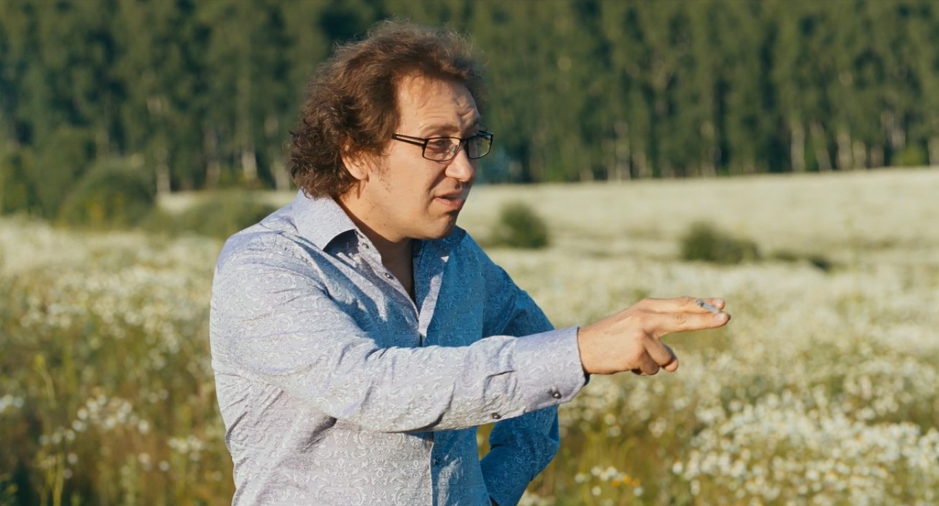 — А вот расстался ты с ней, бросила она тебя, и пишешь ей: «Это последнее sms, я больше не буду тебе писать. Ты стала мне чужой. Прощай». Она не отвечает. Тогда второе «последнее sms»: «Могла бы и ответить. Нас, между прочим, что-то связывало». А-а. Третье: «Спешу поделиться радостью: я перестал о тебе думать. Вообще! Так что не звони».
— А она и не звонит.
— Тогда какой-нибудь запрещённый приём, там: «Ты знаешь, оказывается, в Москве есть ещё красивые женщины кроме тебя».
— И всё равно ничего, да?
— И так ещё сто «последних sms» и самое последнее: «Неужели нельзя быть нормальным человеком и один раз ответить?!» И всё. Перестал писать, год прошёл. Отмучился. От неё приходит: «Снег идёт. С первым днём зимы». Ну не суки?!