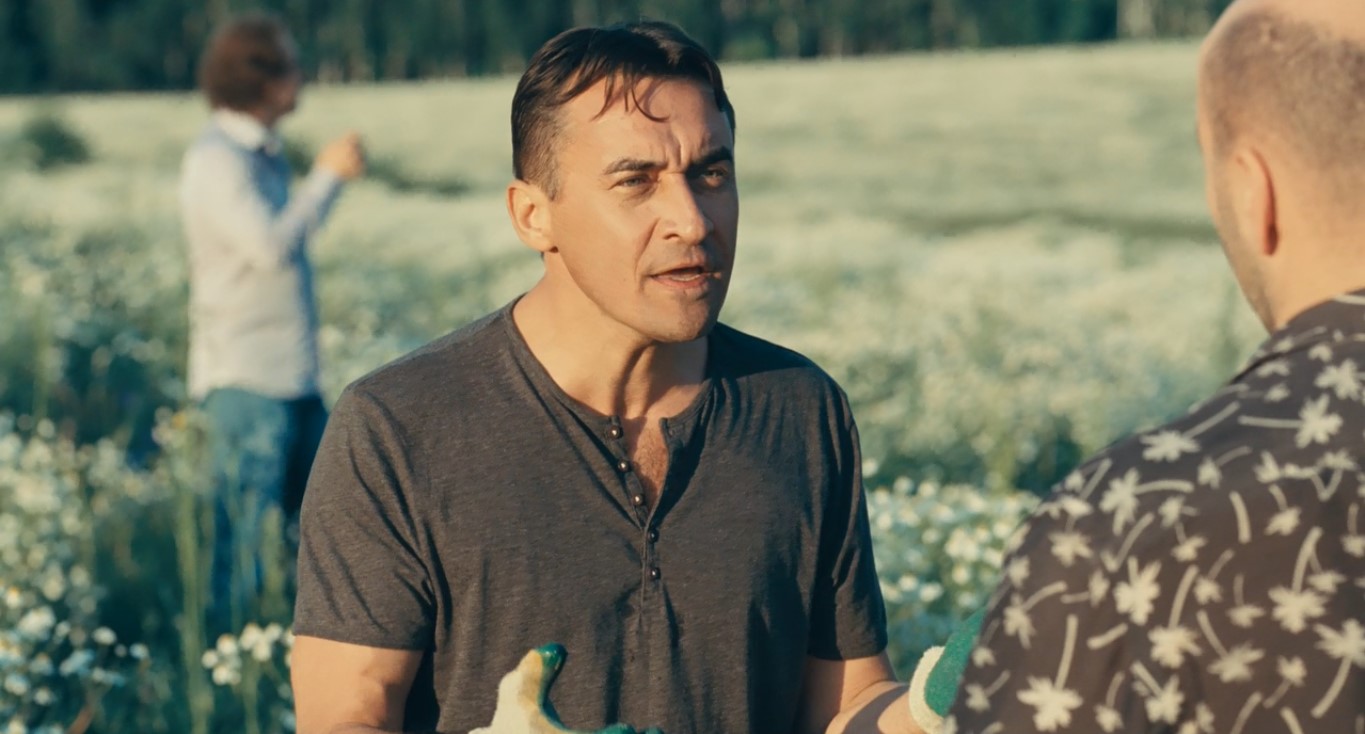 А почему, когда она из другой комнаты задает мне вопрос, и я слышу последние два слова — вот это вот, знаешь, типа: «абу-бу-бу-бу-бу... ЗЕЛЁНЫЕ ТАПОЧКИ?!» Я спрашиваю: «Что?» Она говорит: «ЗЕЛЁНЫЕ ТАПОЧКИ!» Почему она повторяет ровно то, что я слышал?! Вот эти последние два слова. Как ей это удается, а?