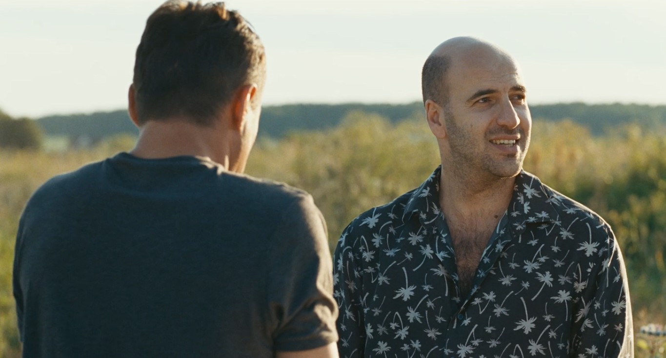 А почему, когда она из другой комнаты задает мне вопрос, и я слышу последние два слова — вот это вот, знаешь, типа: «абу-бу-бу-бу-бу... ЗЕЛЁНЫЕ ТАПОЧКИ?!» Я спрашиваю: «Что?» Она говорит: «ЗЕЛЁНЫЕ ТАПОЧКИ!» Почему она повторяет ровно то, что я слышал?! Вот эти последние два слова. Как ей это удается, а?