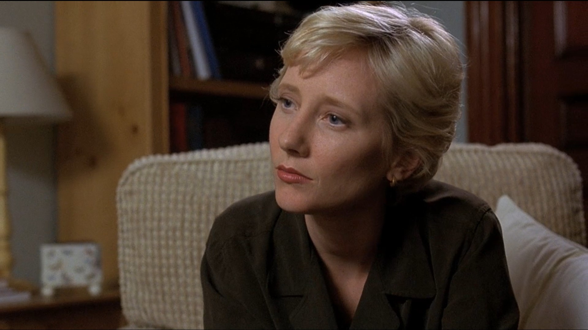 — Нормальные люди, поранившись, заклеивают рану пластырем.
— А ты?
— А я истекаю кровью.