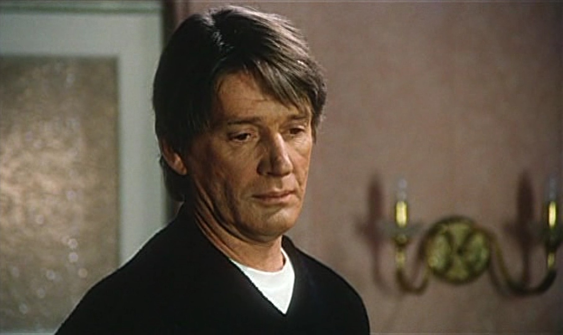 Вот почему мысли о смерти посещают меня... Потому что мне здесь не нравится! Мне не нравится эта жизнь, она как-то неправильно придумана!  Я же обязан содержать семью, заботиться о сыне... Я обязан... Но счастливым-то я быть не обязан! Вот этого от меня никто не может потребовать! Никто! Если ко мне кто-нибудь придёт и скажет: «Вова, Вов, ты подумай о себе. Подумай, подумай наконец о себе, о своей счастливой жизни, подумай, подумай, Вова, подумай!» Я скажу: «Простите! Простите! Я не обязан быть счастливым! Это единственное чем я могу не заниматься!» ... Мысли о смерти посещают меня... да пусть, пусть... Почему так?! За что?! Ну чем я виноват?!