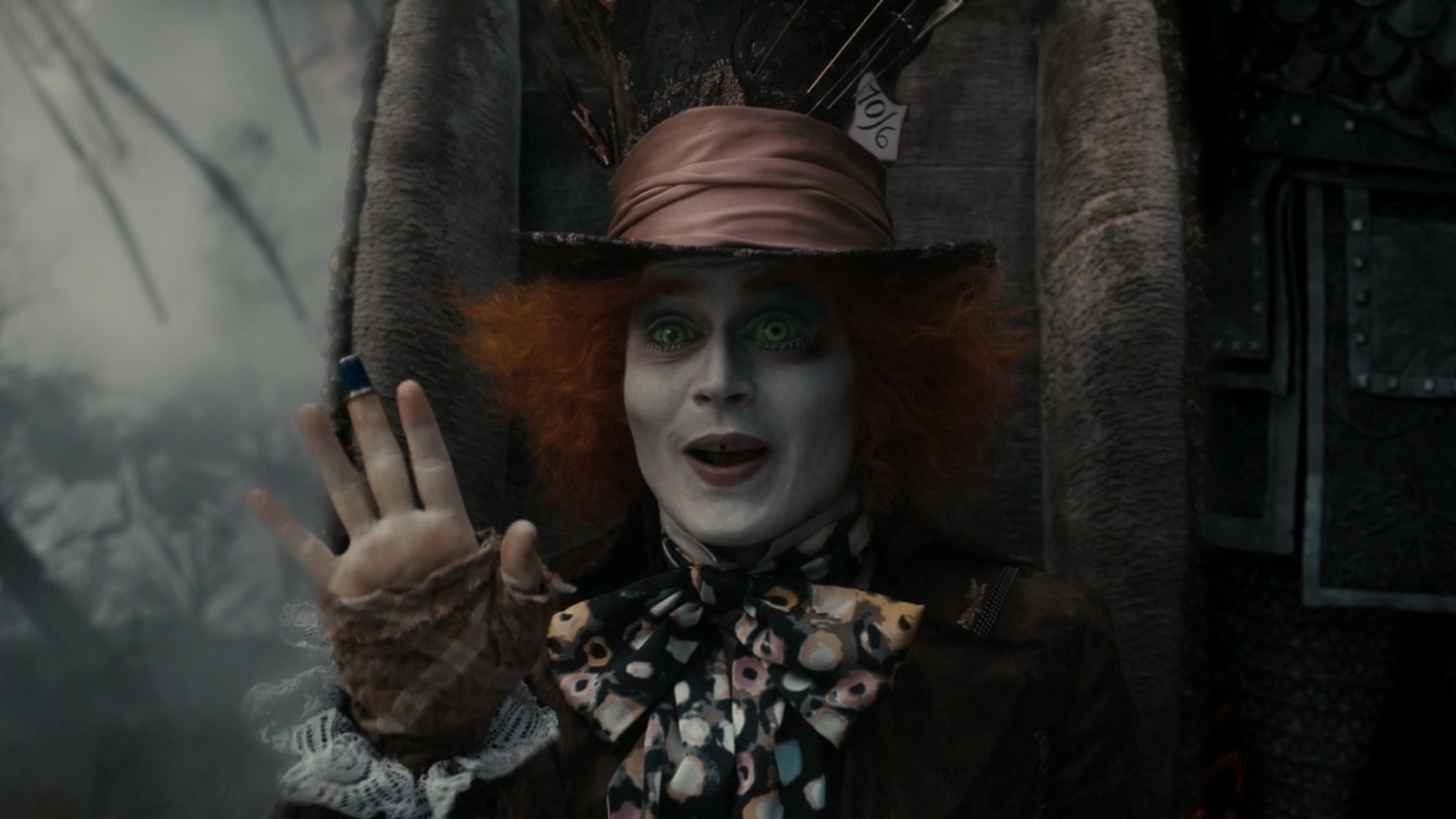 Светит звездочка с небес,
Непонятно, на кой бес!
Завтрак, ужин и обед,
Глазки режет ясный свет.
Светит-светит-светит...
Светит-светит-светит...