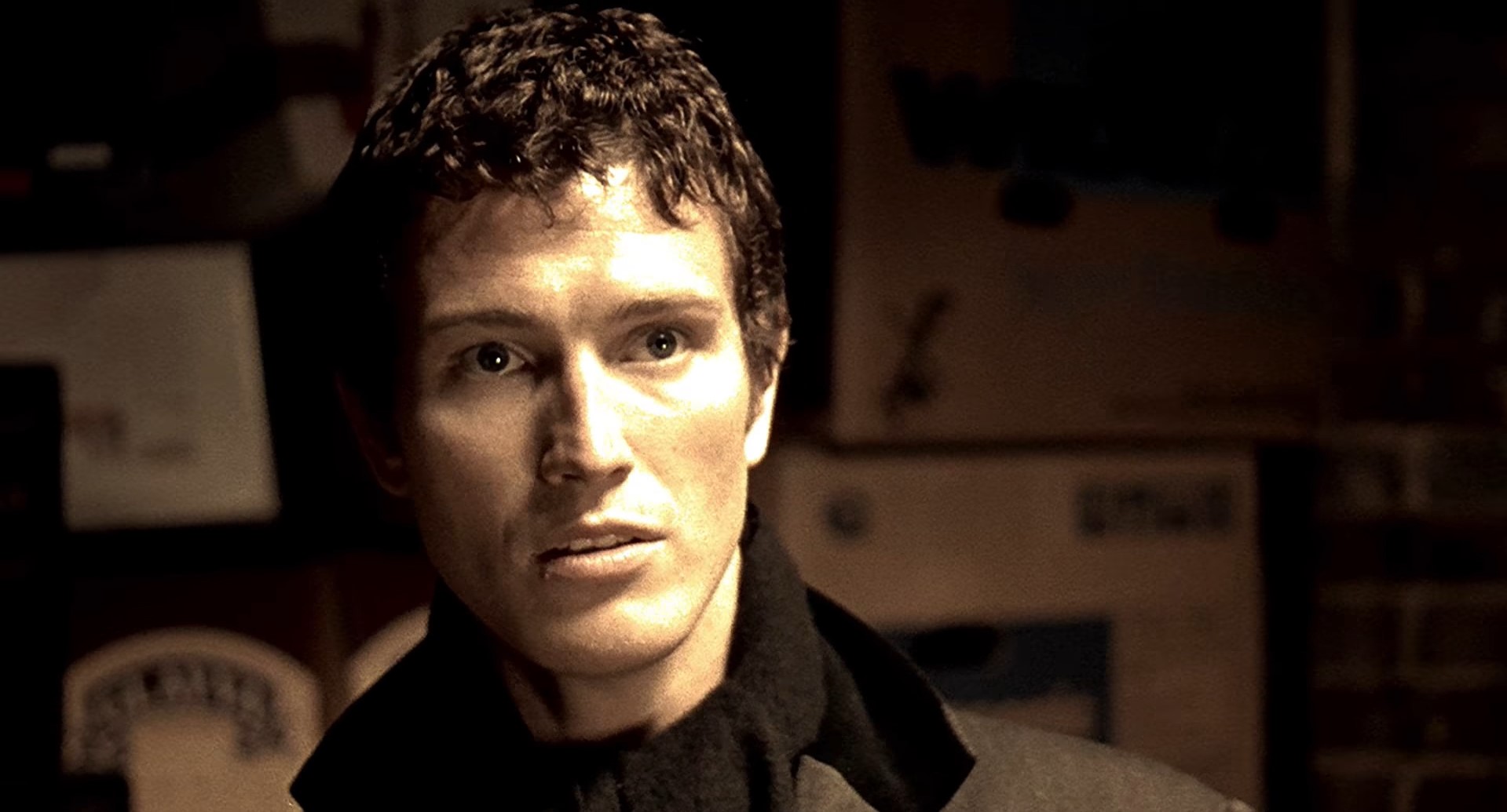 [глядя на пачку денег в руках Ника]
Ник, а когда ты не покупаешь стерео, ты чё, революции финансируешь?