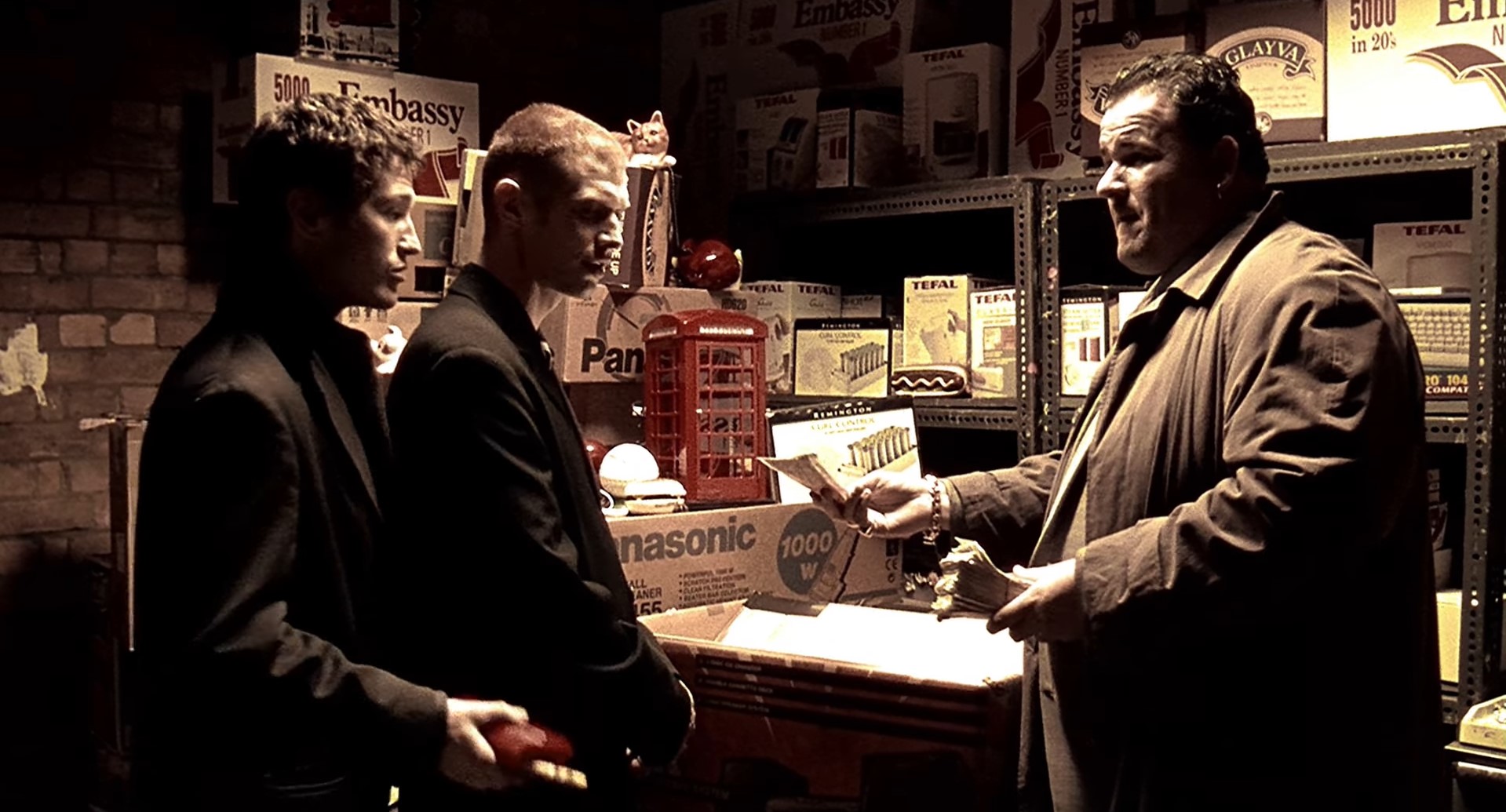 [глядя на пачку денег в руках Ника]
Ник, а когда ты не покупаешь стерео, ты чё, революции финансируешь?