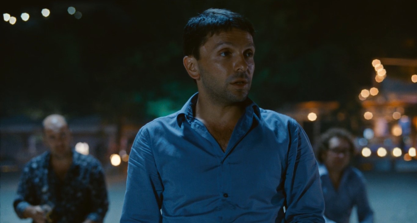 — Смотри, как трогательно. Им же лет по восемьдесят, то есть лет шестьдесят они прожили вместе. И видно, видно, прям видно, что они друг друга любят.
— Любят? Почему ты так думаешь, что они друг другу не изменяли? Может даже поэтому они и прожили так долго и счастливо. Ну потому что изменяли. Разве так не бывает?
— Нет. Так не бывает.
— Почему?
— Потому что. Потому что я так не хочу.