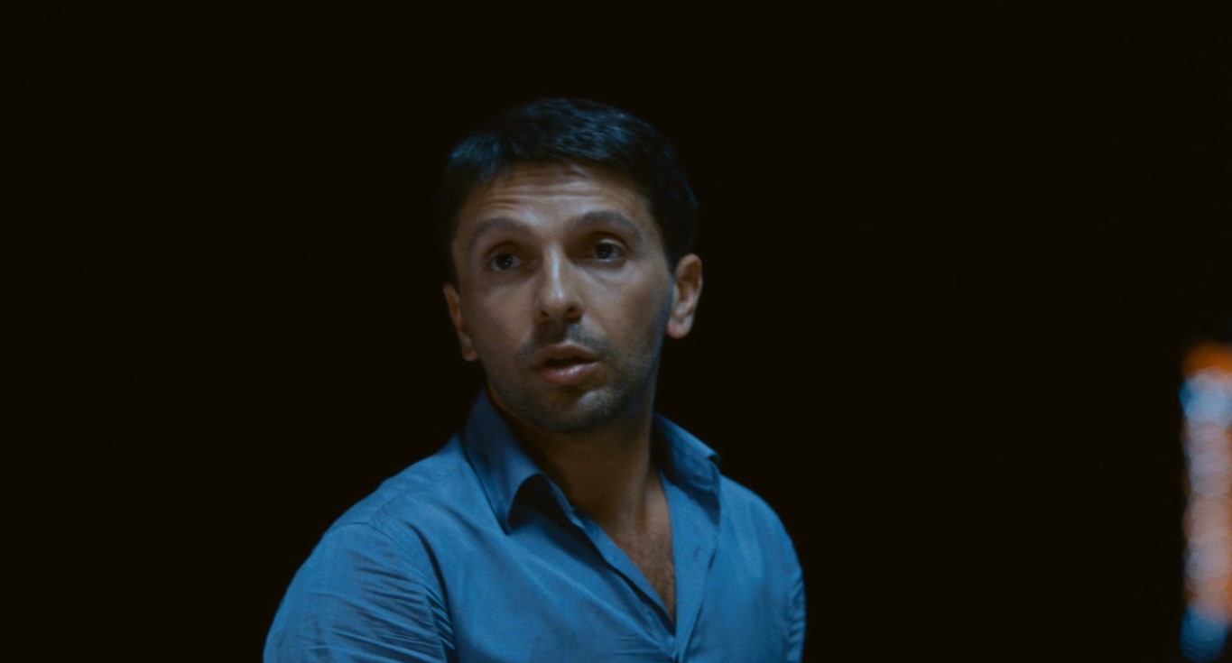 — Смотри, как трогательно. Им же лет по восемьдесят, то есть лет шестьдесят они прожили вместе. И видно, видно, прям видно, что они друг друга любят.
— Любят? Почему ты так думаешь, что они друг другу не изменяли? Может даже поэтому они и прожили так долго и счастливо. Ну потому что изменяли. Разве так не бывает?
— Нет. Так не бывает.
— Почему?
— Потому что. Потому что я так не хочу.