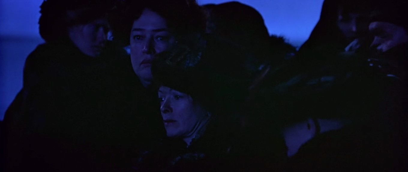 Ну, а после, семи сотням человек в шлюпках осталось только одно — ждать конца, молиться, ждать отпущения грехов, которого они никогда не получат...